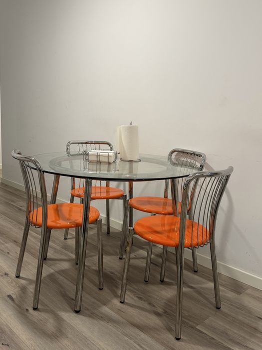 Mesa e cadeiras, em bom estado