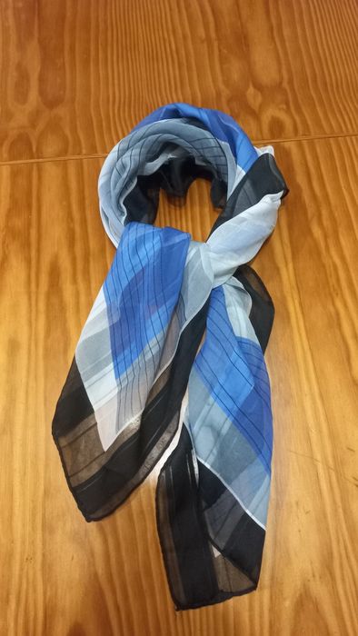 Lenço em tons azuis