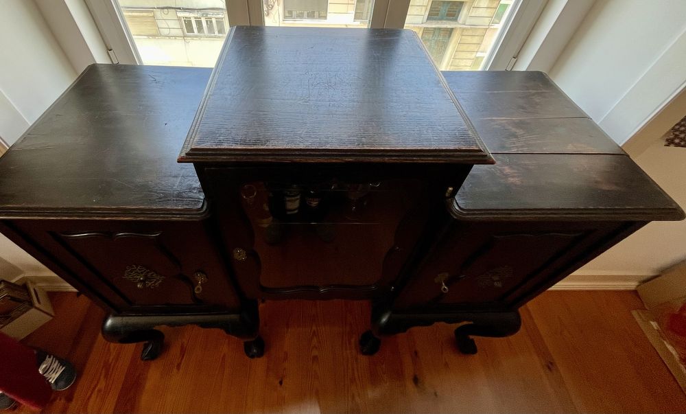 Aparador de madeira preta