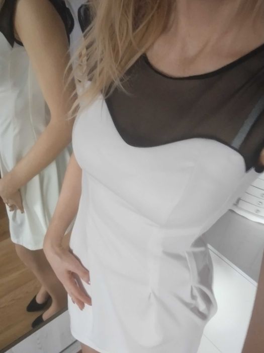 Elegancka sukienka ecri z czarną siateczką na dekoldzie rozm. 36.