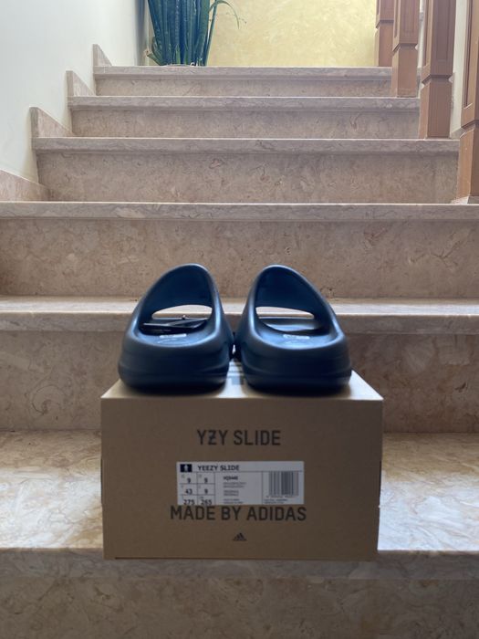 Yeezy slide “Onyx” 43