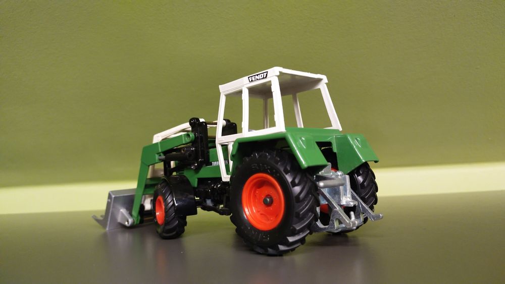 Siku traktor Fendt z ładowaczem 1 32