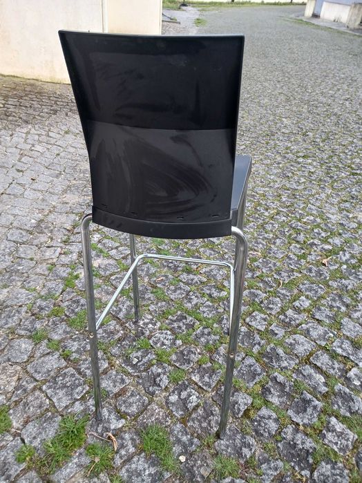 4 bancos de balcão com pés em metal e assentos pretos