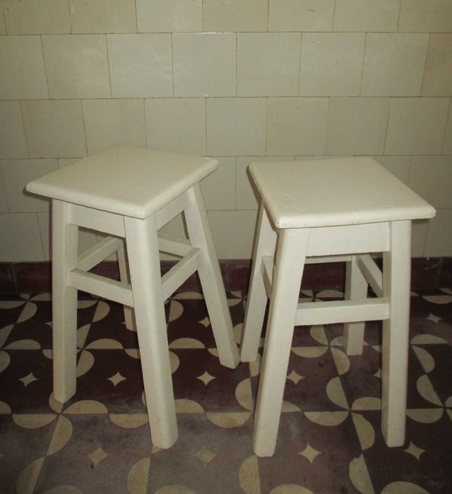 Mesa de Cozinha Dobrável Formica + 2 Bancos Madeira