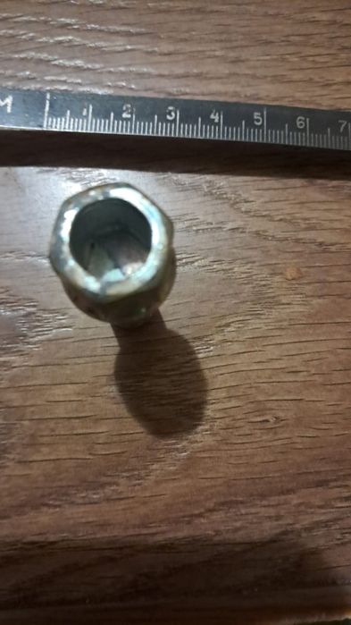 Продам болти кріплення коліс