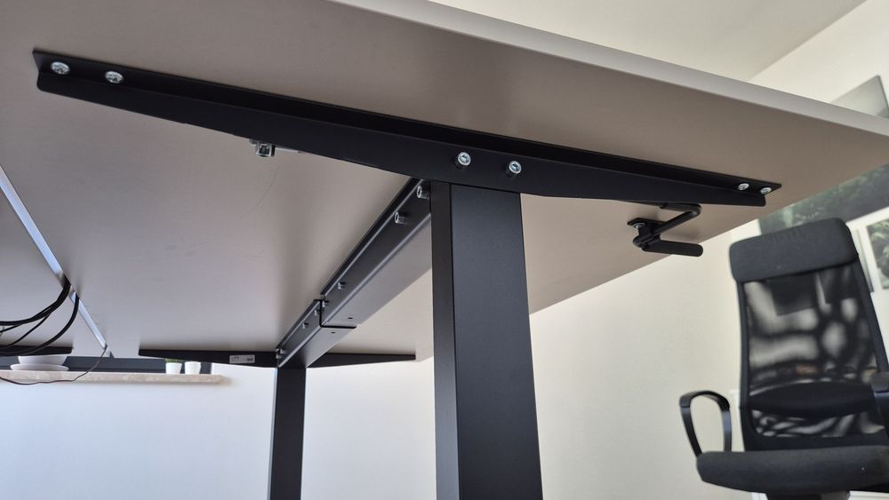 Beżowe Biurko Trotten Ikea 140x80 regulowana wysokość i duży blat