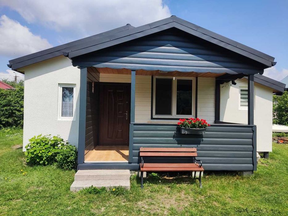 Biały Domek nad jeziorem Serwy z własną linią brzegową