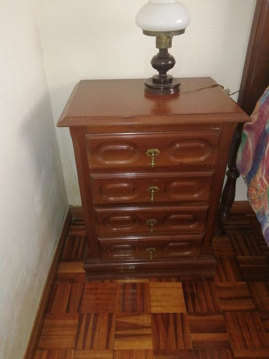 Cama de casal em mogno com roupeiro e mesinhas de cabeceira