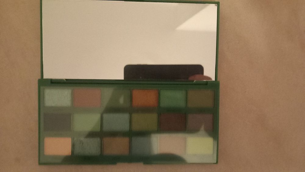 Cienie do oczu nie używane