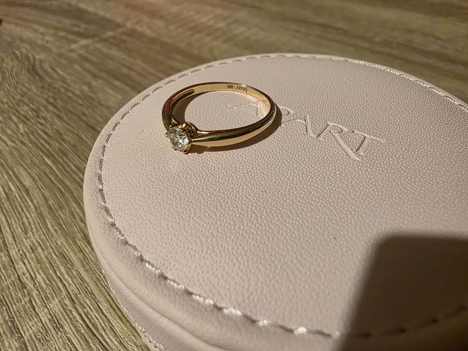 Złoty pierścionek z cyrkonią Apart