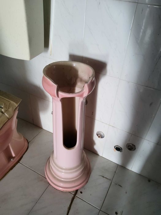 Pé lavatório em loiças rosa WC Valadares