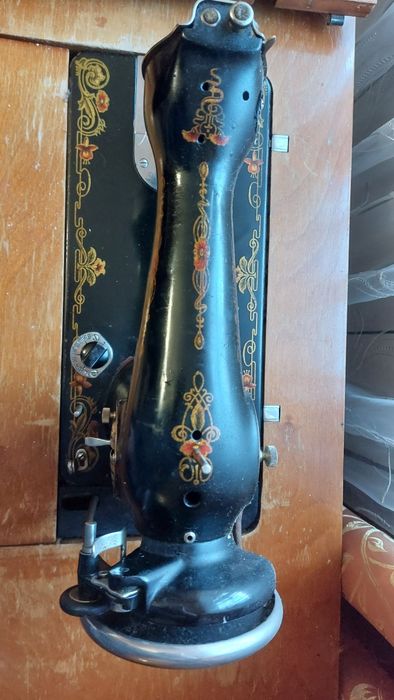 Швейна машинка ПМЗ ім. Калініна на металевій станині