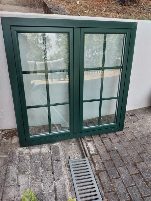 Janelas de alumínio cor verde (3 no total)