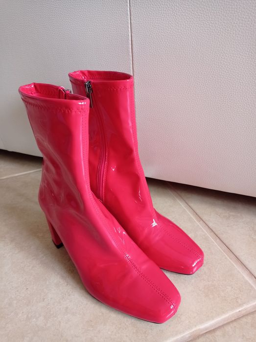 Botas vermelhas de verniz