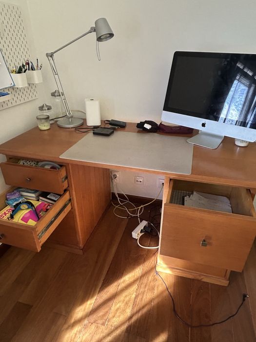 Secretaria e mesa cabeceira