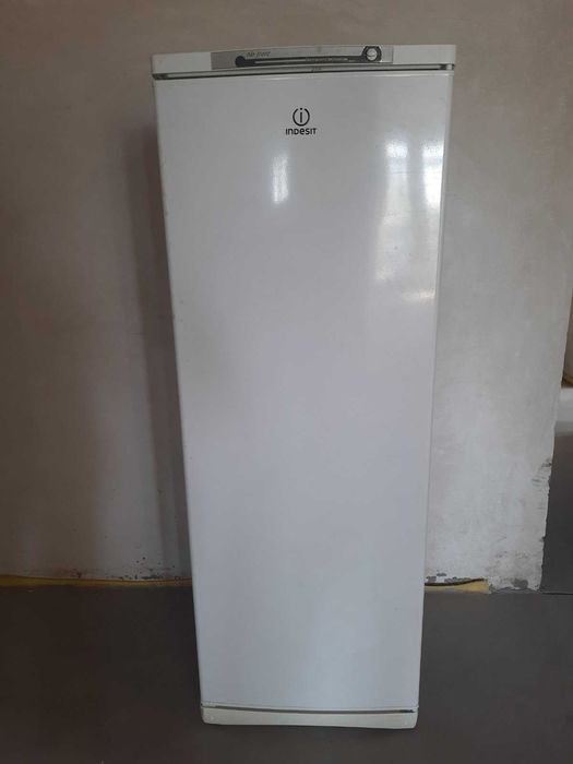 Продам б/у морозильный шкаф Indesit