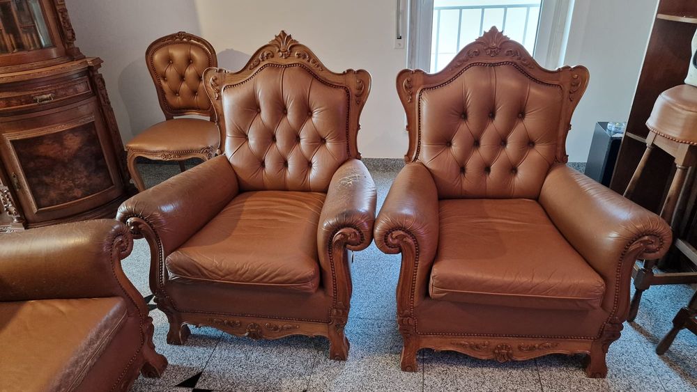 Vendo 3 Sofás em pele e uma mesa de sala.