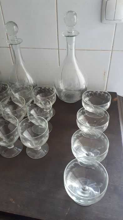Conjunto copos, taças, garrafas e jarro . Tudo por 10 euros