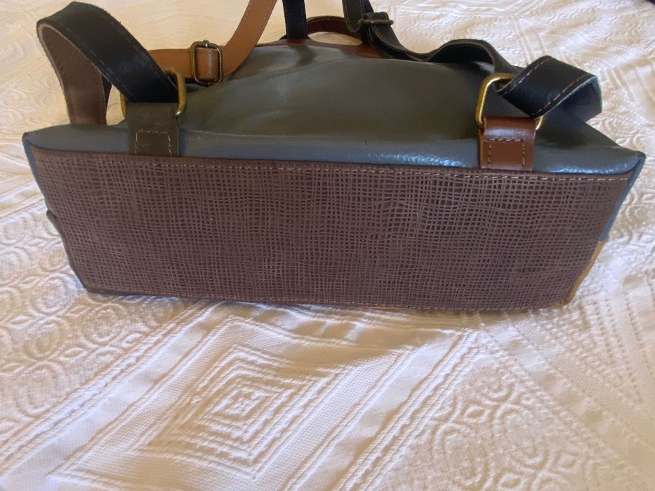 Mochila em pele, excelente qualidade. Medida 34cmx30cm