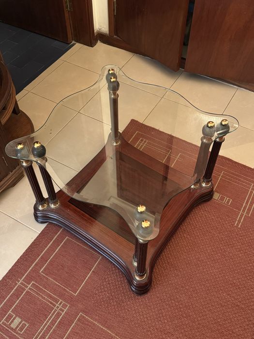 Mesa de vidro com madeira