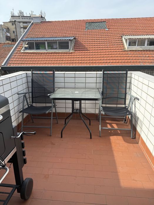 Mesa de vidro com 2 cadeiras