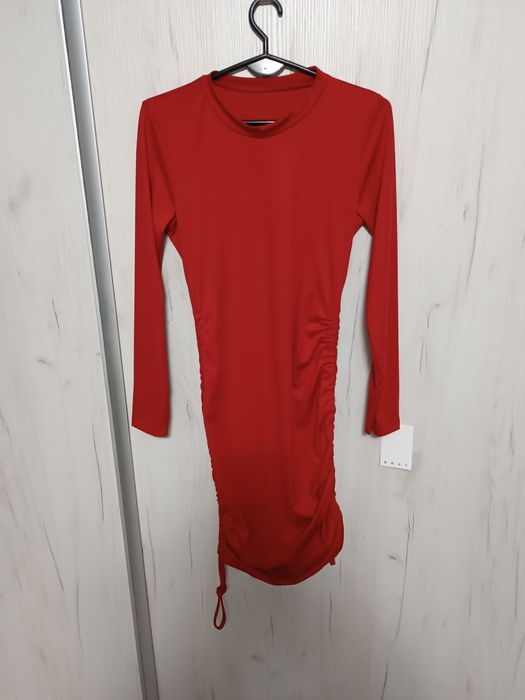 Sukienka czerwona marszczona uni