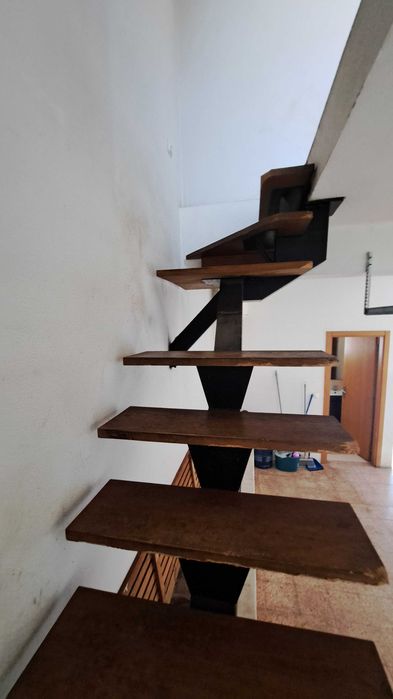 Escada metálica com estrutura em ferro