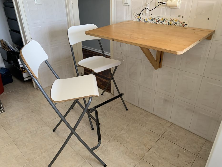 Conjunto de mesa de parede com 2 cadeiras altas