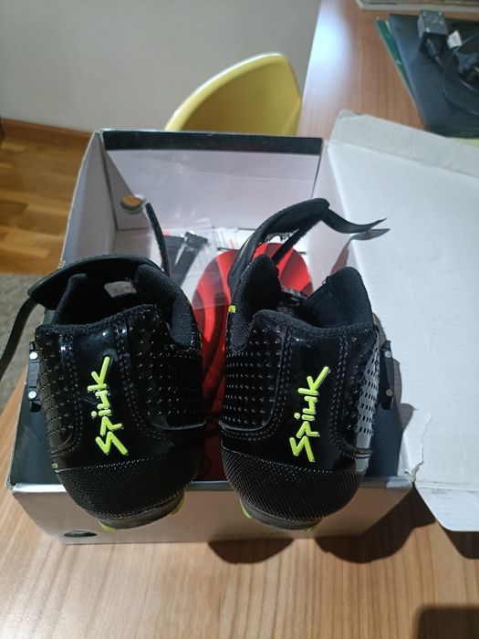 Capacete ciclismo e sapatos