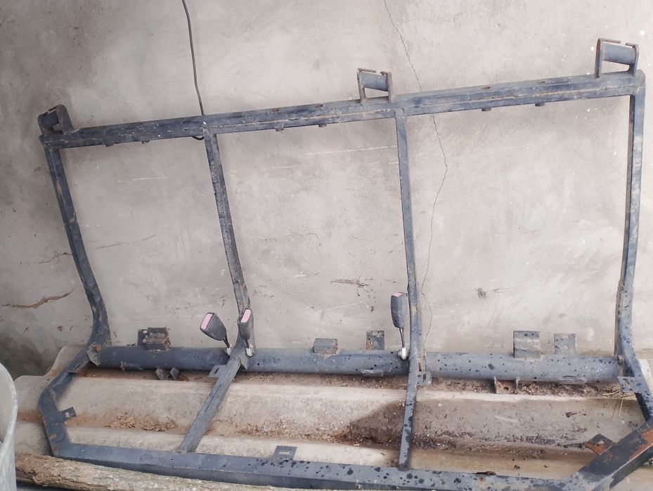 Каркас під сидіння. Є також сидіння і спинкою.