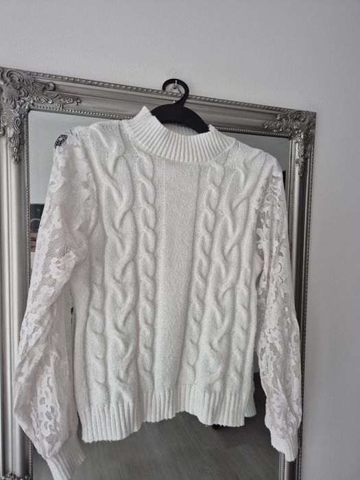 Sweter z koronką
