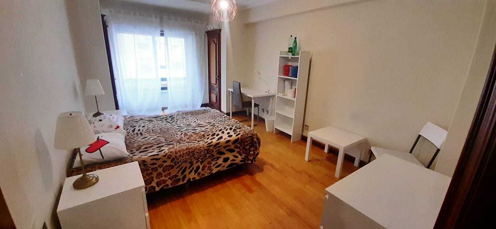 Quarto Suite (wc privado) espaçoso (parece T0). CentroLISBOA