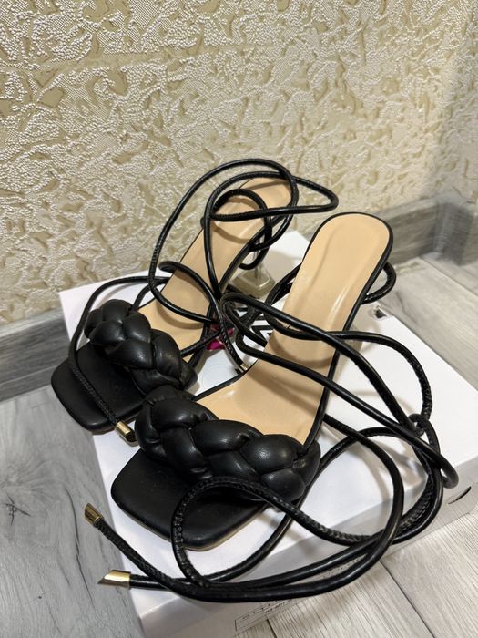 Туфлі та босоніжки