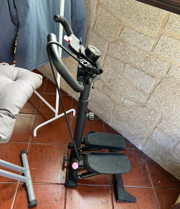Máquina de step e bicicleta