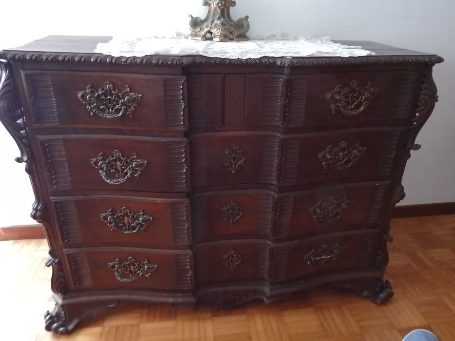 Vendo cama, 2mesinhas de cabeceira ,cómoda e guarda fatos