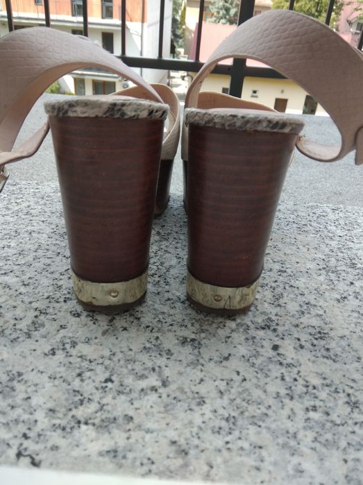 Białe sandały słupek platforma 38 River Island