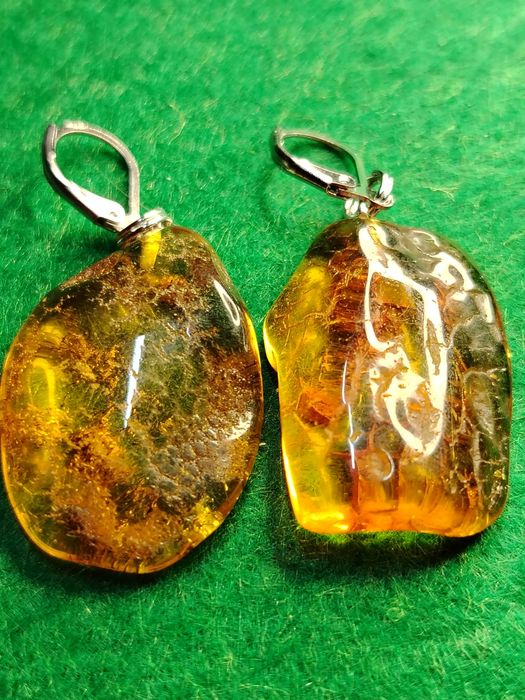 Kolczyki z naturalnym bursztynem bałtyckim.