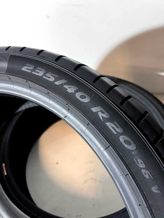 Pneus Pirelli Pzero PZ4 - 235/40/20 - Como NOVOS