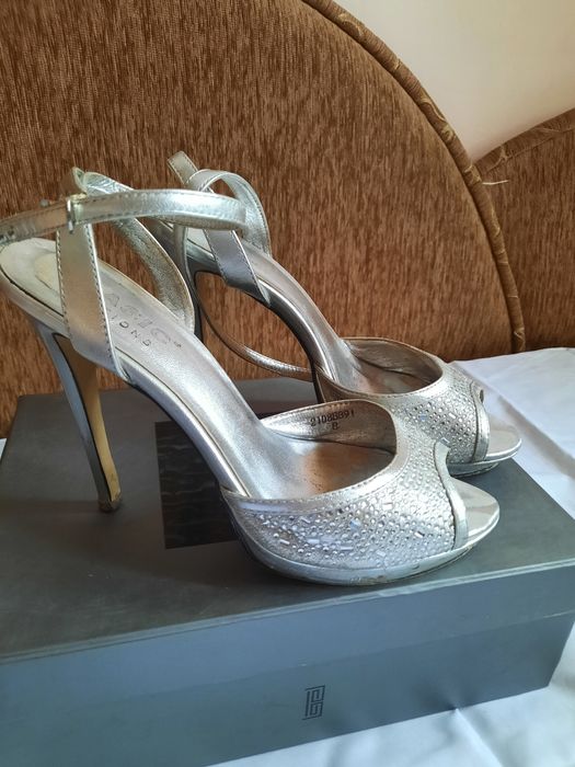 Босоніжки на зручних підборах