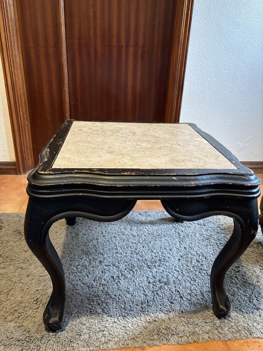 Mesa de centro de madeira com tampo de mármore