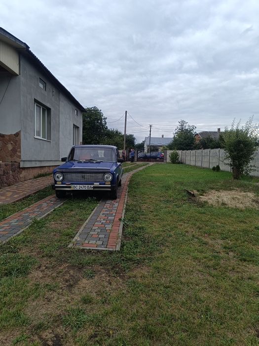 Машина жигуль синій