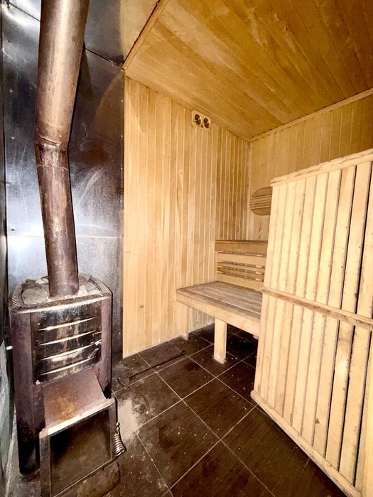 Розплідник «Енейко» з житловим будинком та ділянкою 0.72 га з озером