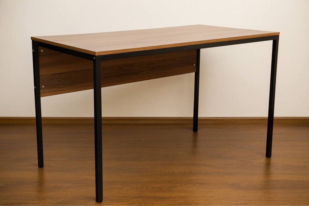 Офісні меблі крісла, столи, монітори, ноутбуки