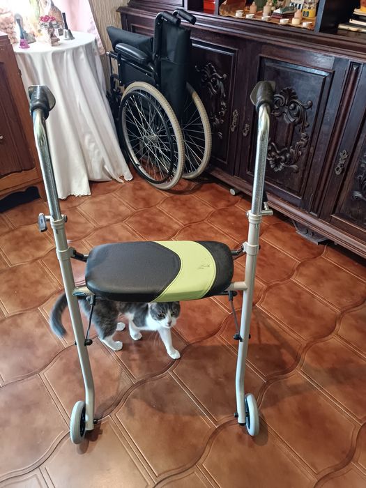 Andarilho para pessoas idosas com rodinhas como novo