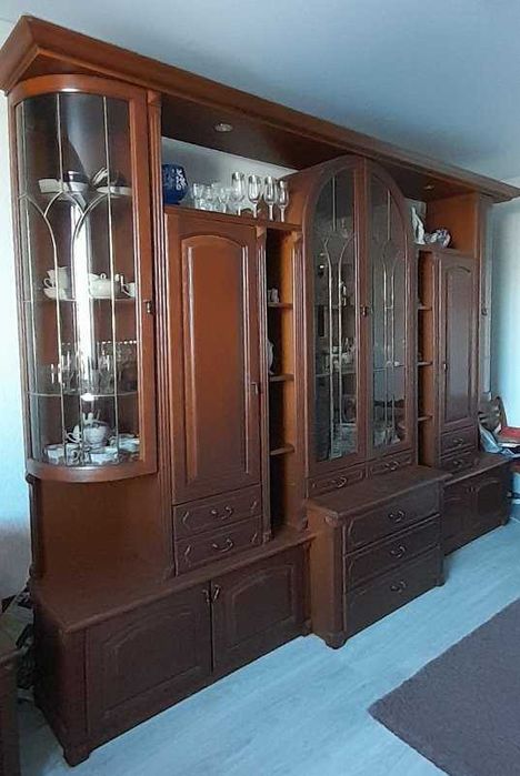 Стенка витрина классическая, для гостиной, с деревянным фасадом