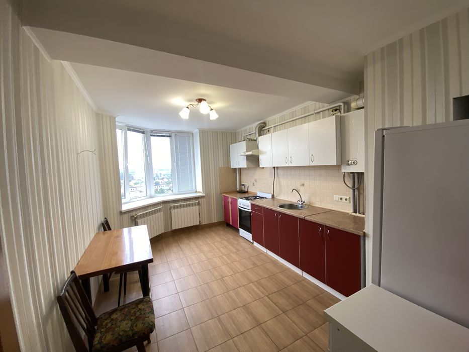 Здам велику однокімнатну квартиру  в центрі Гостомеля, біля школи,газ