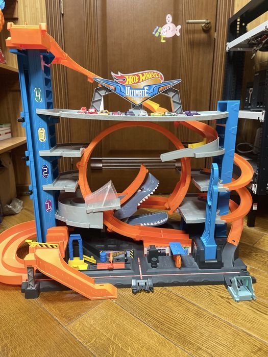 Hot Wheels City. Ultimate Garage з акулою