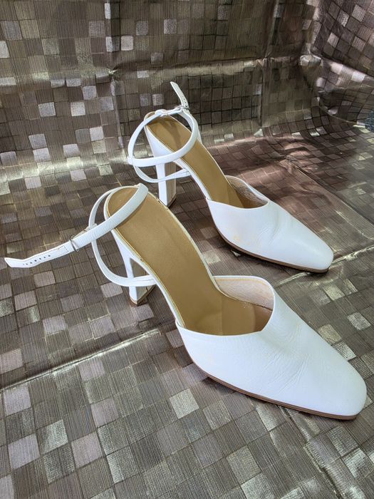 Sapatos casamento scarpin de salto alto brancos, com bico quadrado e alça no tornozelo.