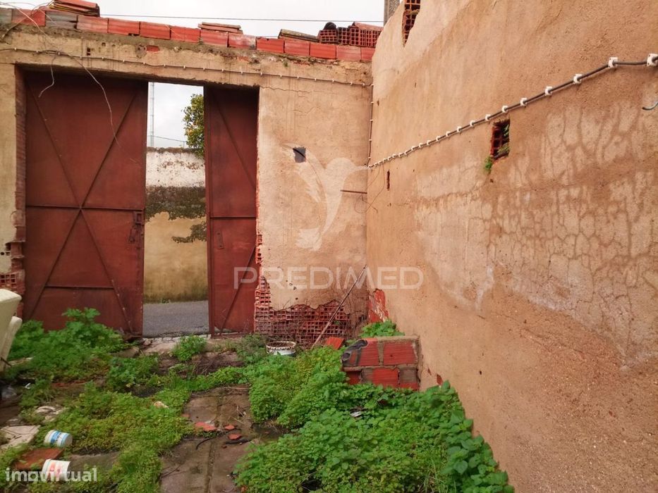 Moradia T6 para reconstrução no coração do Alandroal — com vista ma...