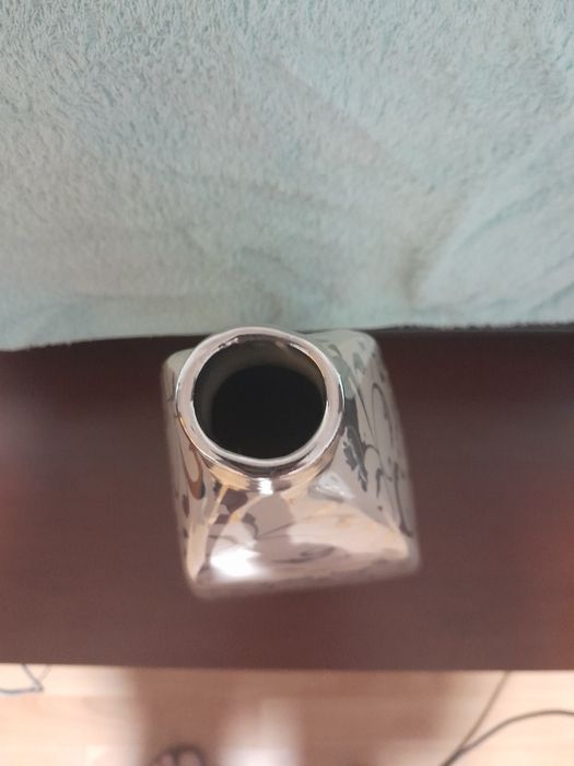 Duży dekoracyjny wazon ceramiczny.